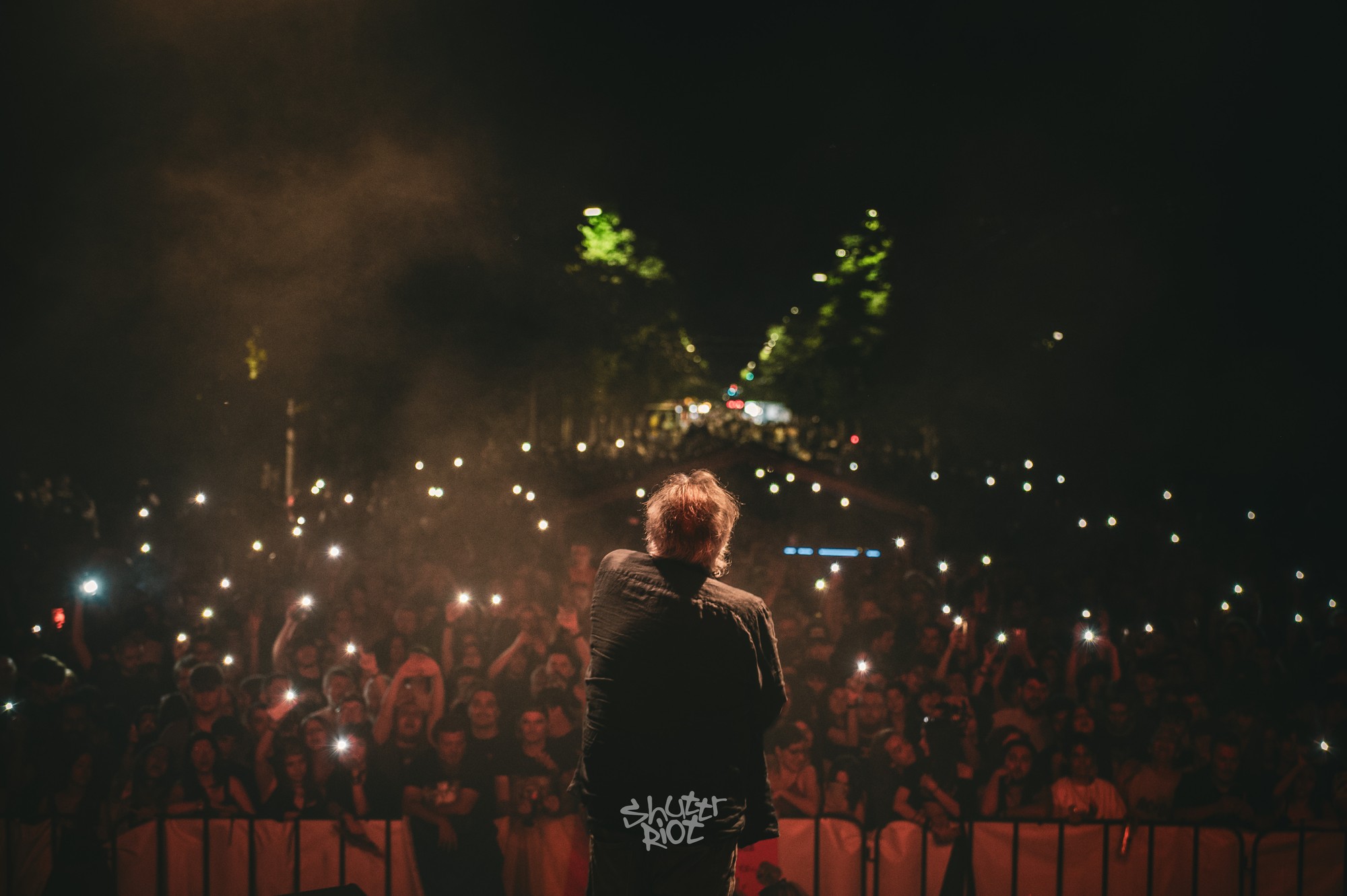 Artist facing a crowd of phone lights at Republica Rock Ploiești